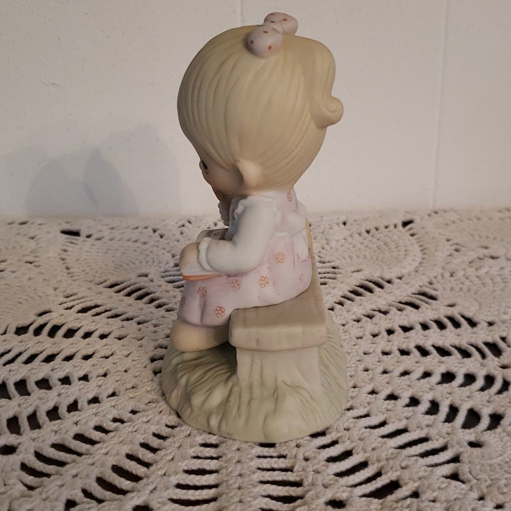 Vintage Enesco Precious Moments "Loving is Sharing" Porcelain Figurine - 1979 - Picture 2 of 6